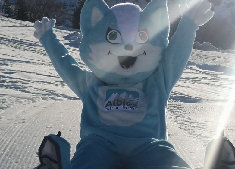 Emy la mascotte fait du ski