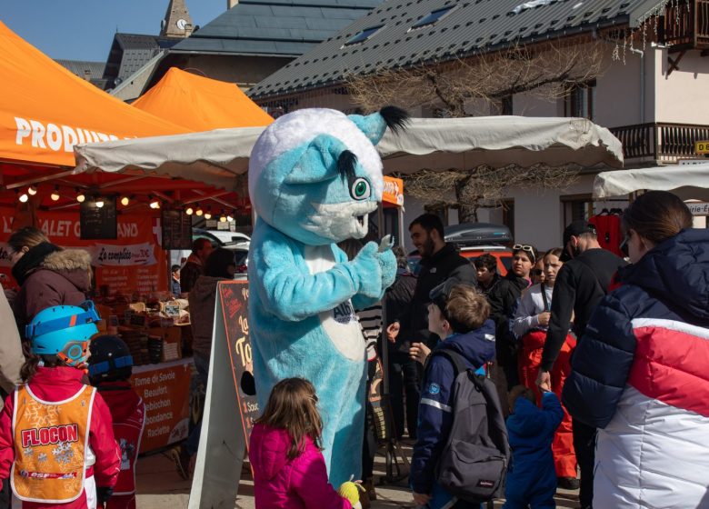 Emy la mascotte fait son marché