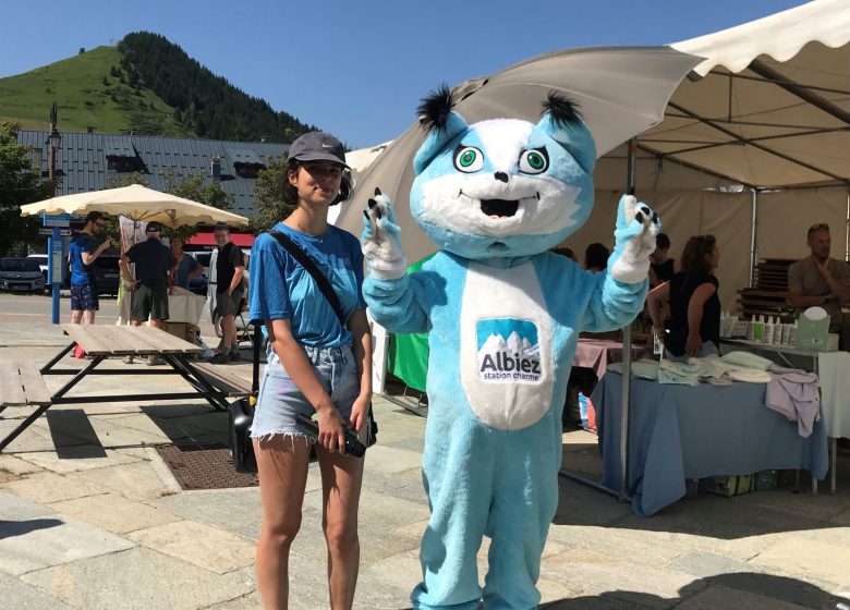 Emy la mascotte fait son marché