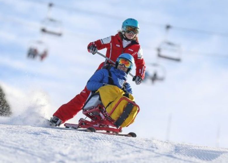 Fauteuil-ski avec l’ESF